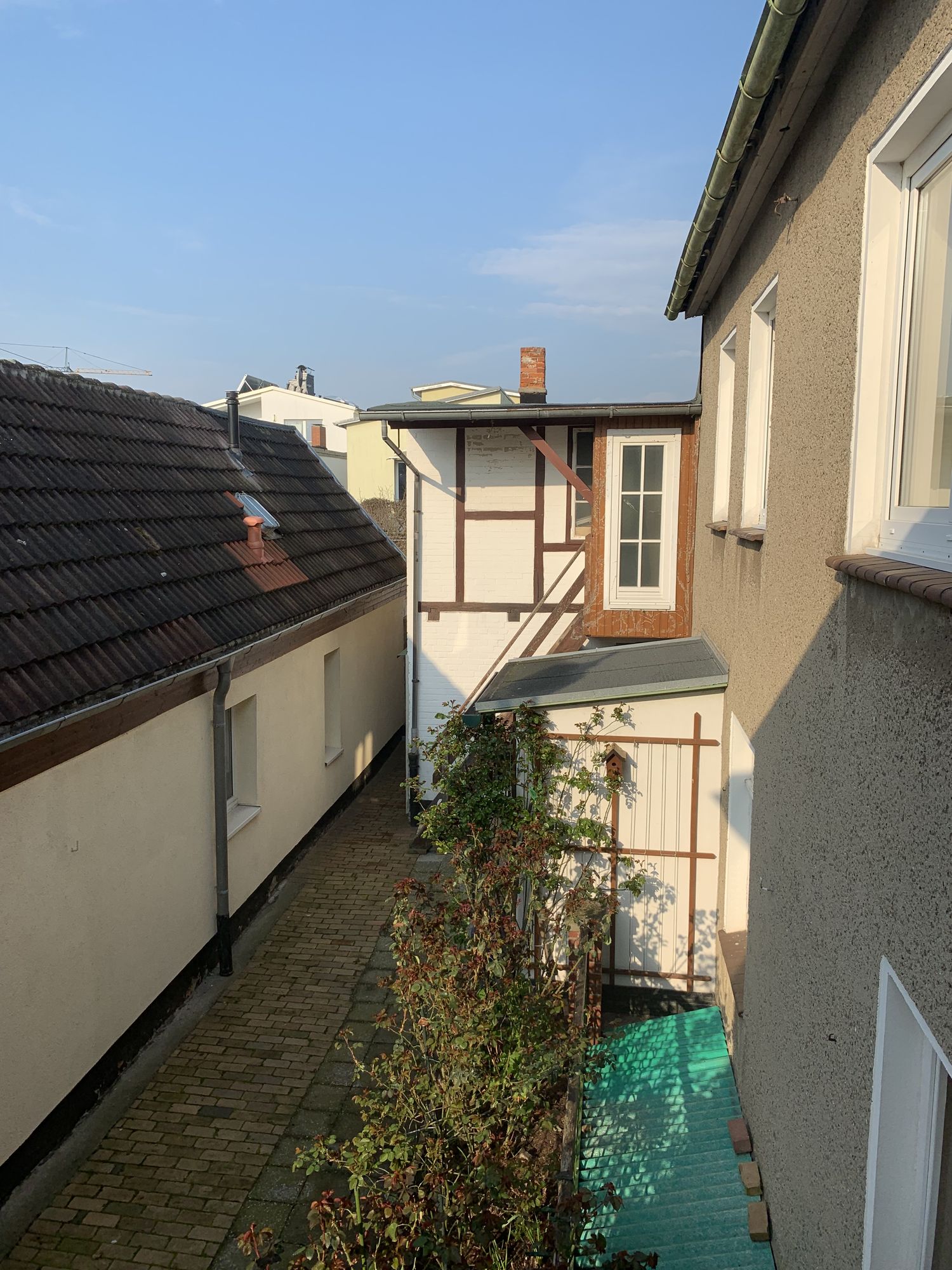 Ruhiger Innenhof mit Fachwerk-Anbau