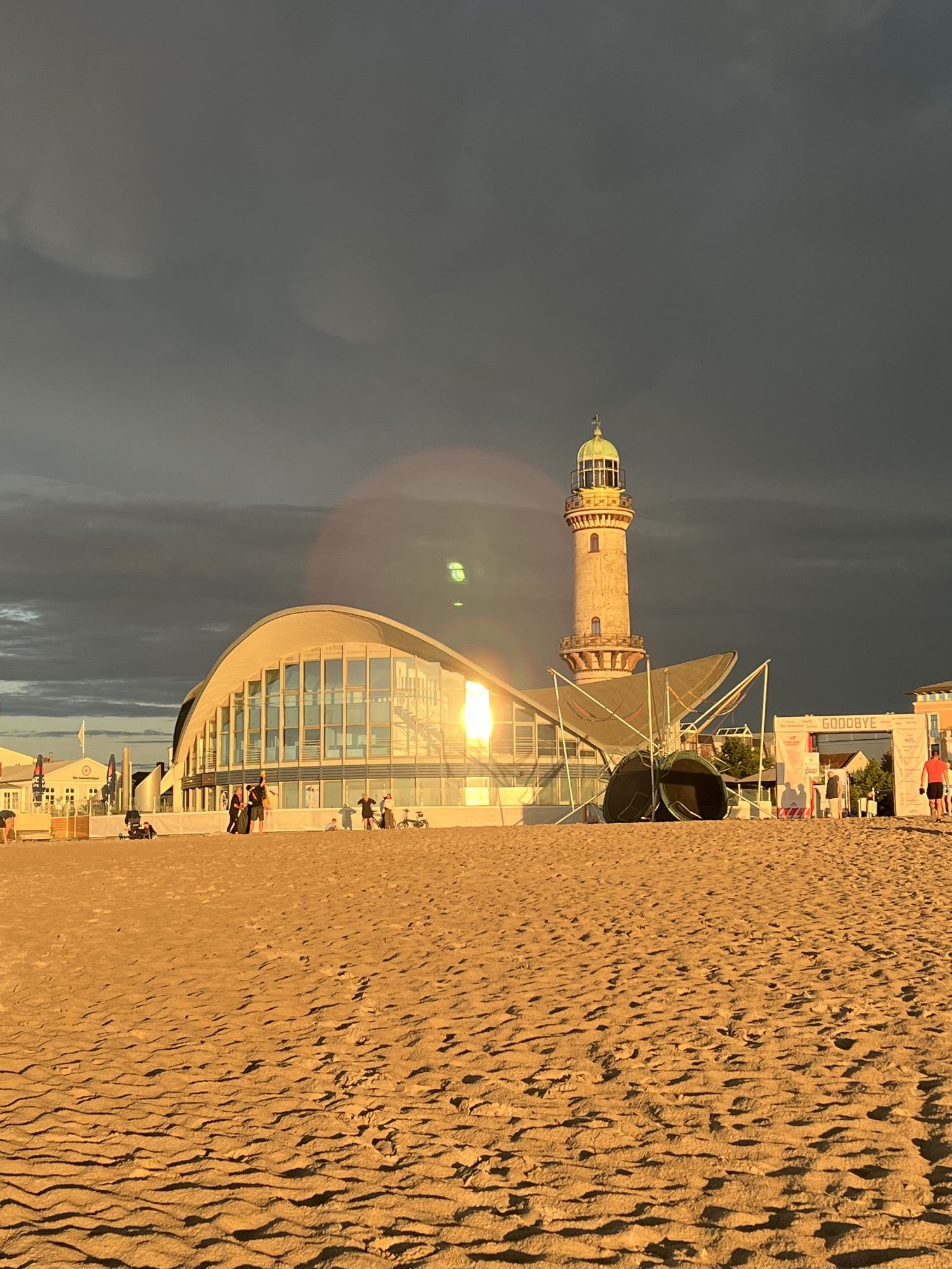 Leuchtturm und Teepott in Warnemünde
