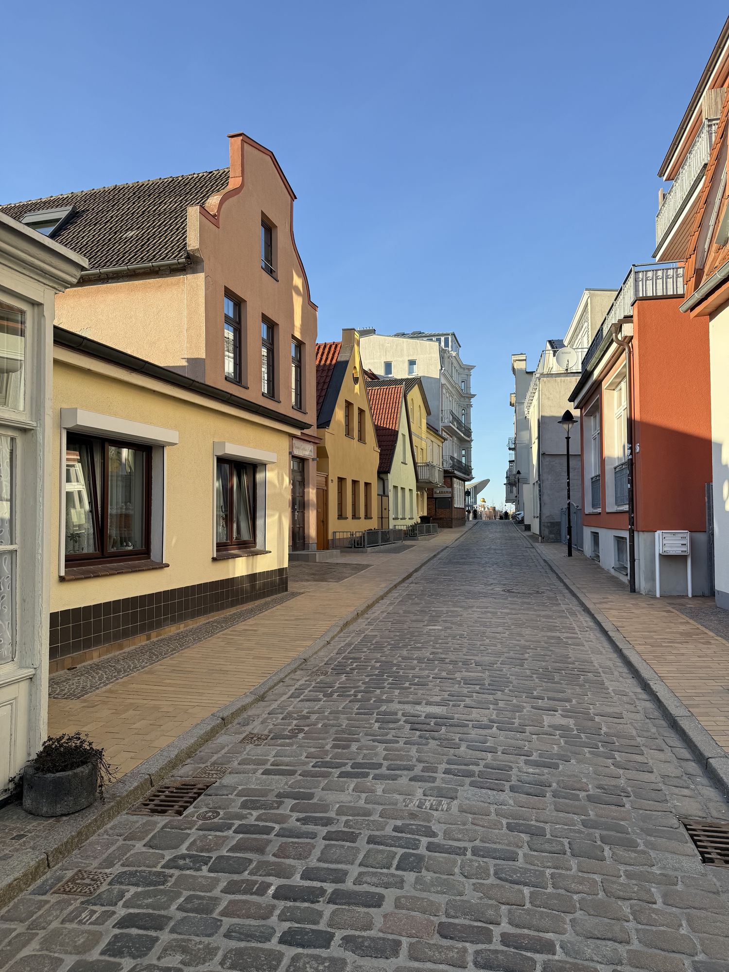 Die Alexandrinenstraße mit Blick Richtung Strand